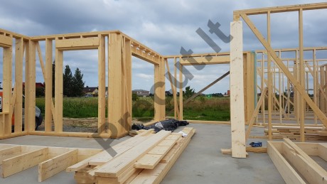 Statybvietėje surenkamos karkasinės konstrukcijos iš Precut paruoštų elementų
