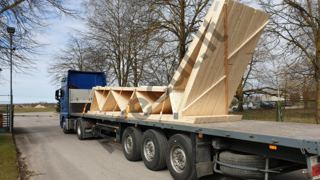 Santvarų ir konstrukcijų transportavimas į statybos objektą.
