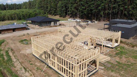 Karkasinio namo statyba iš precut medinių konstrukcijų – vaizdas iš viršaus.

